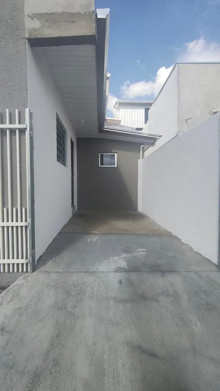 Kitnet com garagem e água incluso.