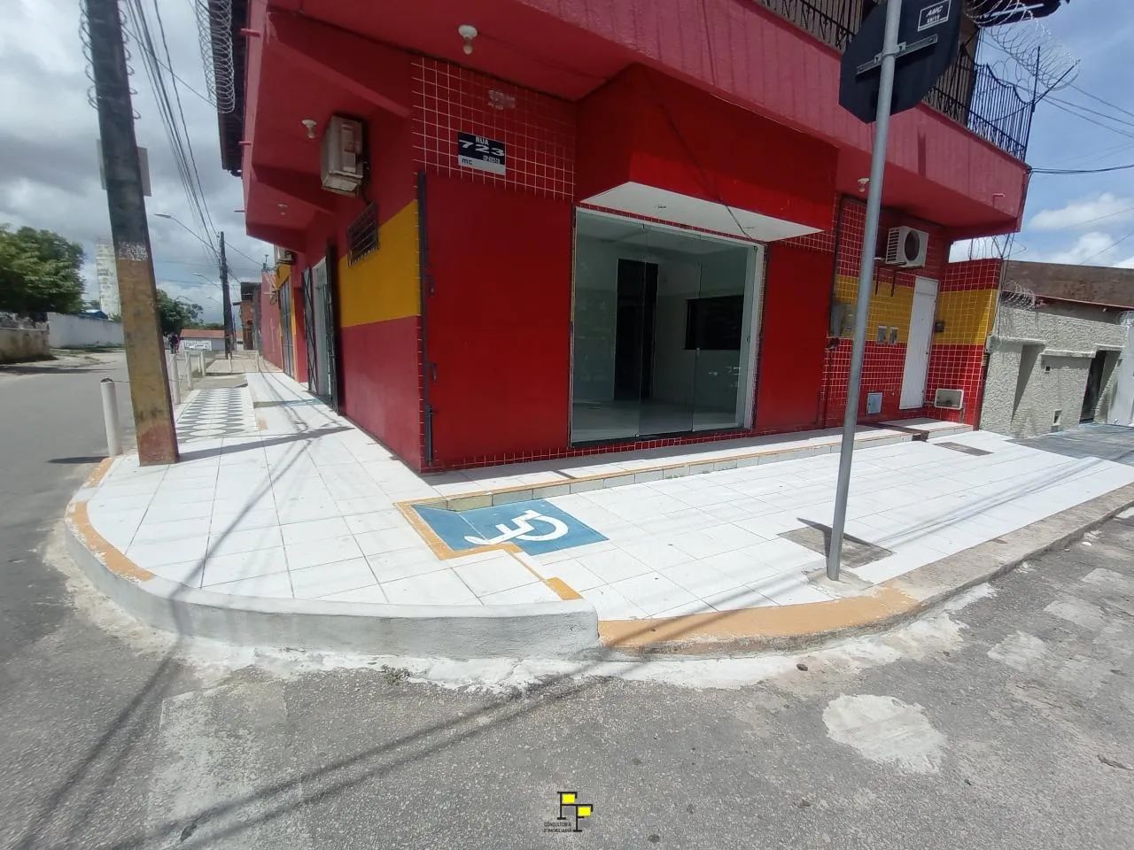 Conjunto Ceará II, Ponto Comercial 180m² com 4 salas, split´s, Recepção, vestuários, calça