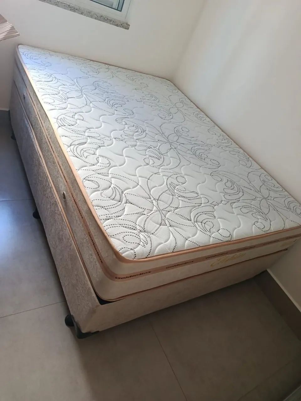 Cama box com colchão confortável