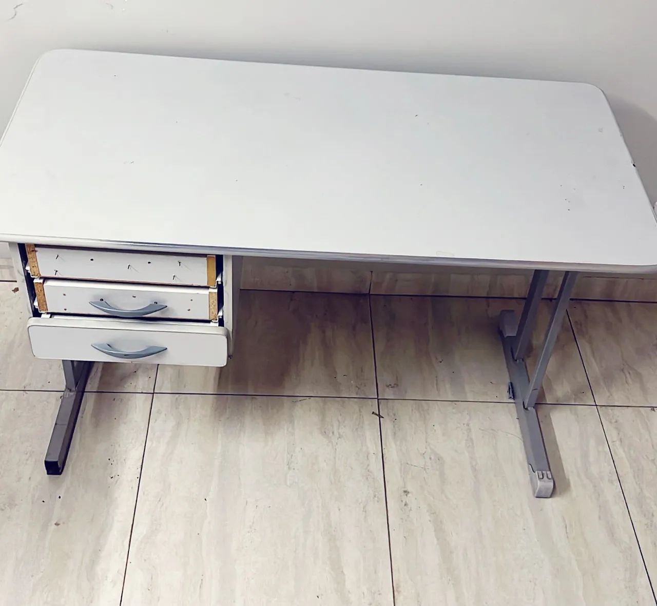 VENDO 2 MESAS DE ESCRITÓRIO BRANCAS COM 3 GAVETAS - Foto 3