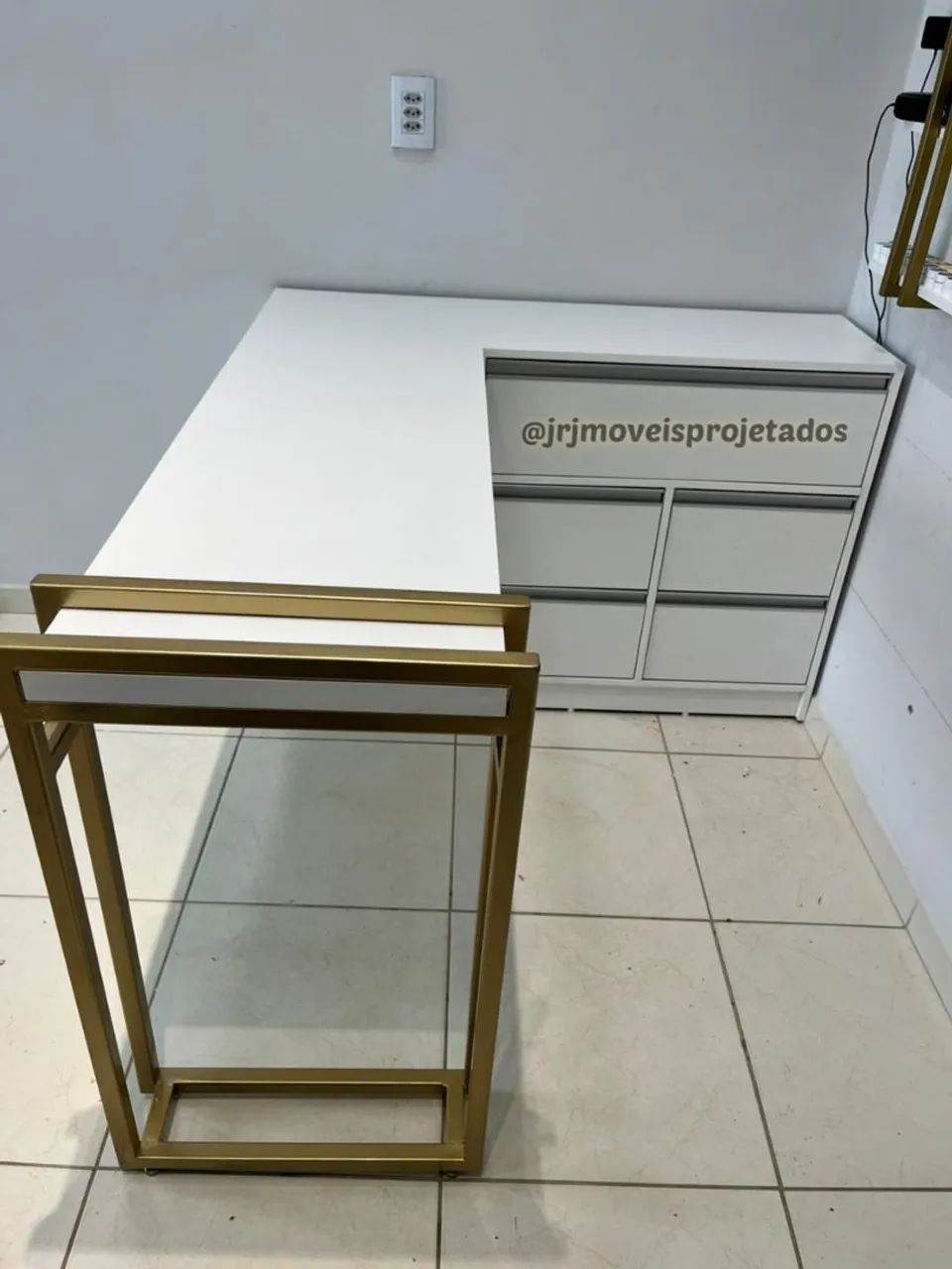 Mesa Nails em L de Luxo - Design Premium com Base Metalon  Dourada e Gaveteiro - Foto 2