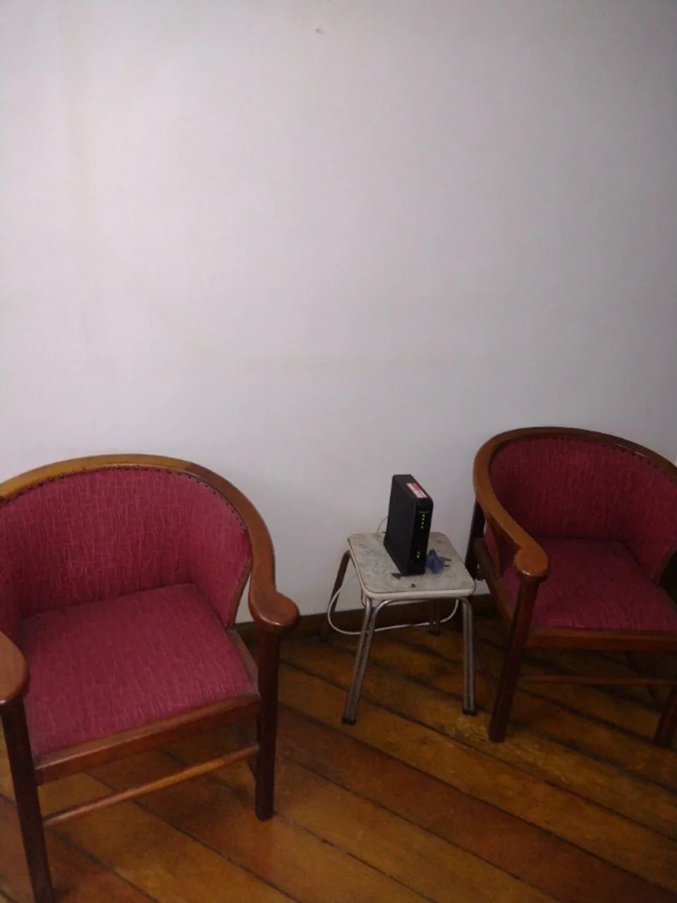 Duas cadeiras para sala em bom estado - Foto 2