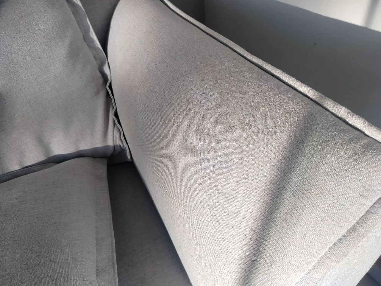 Sofá cinza sofisticado, em linho, 2,4m - Foto 6