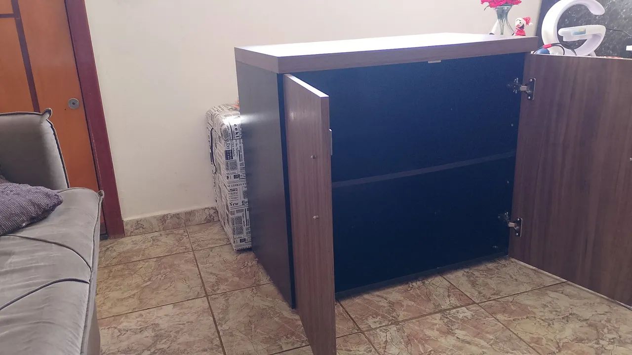 Vende móveis de escritório. 