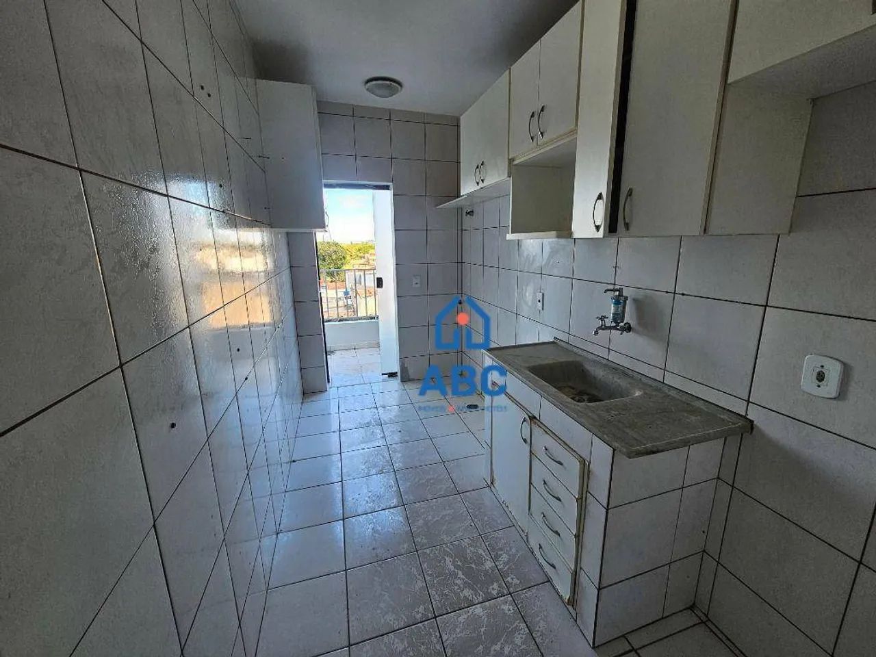 QI 05 - Apartamento de 02 Quartos, Varanda, Garagem - Foto 4