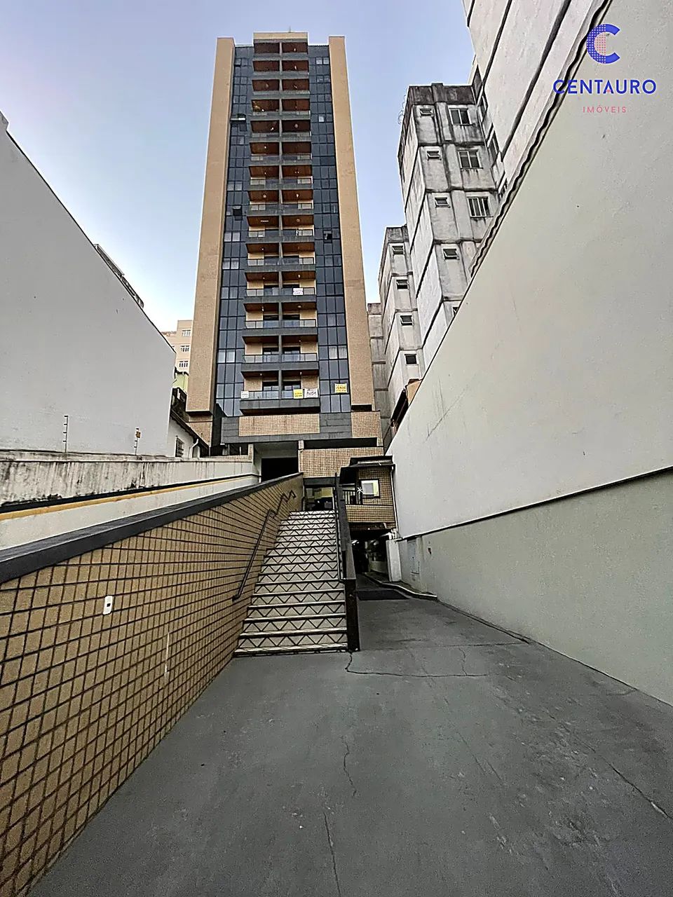 Ótimo apartamento quarto e sala com varanda e garagem na Oscar Vidal - Foto 3