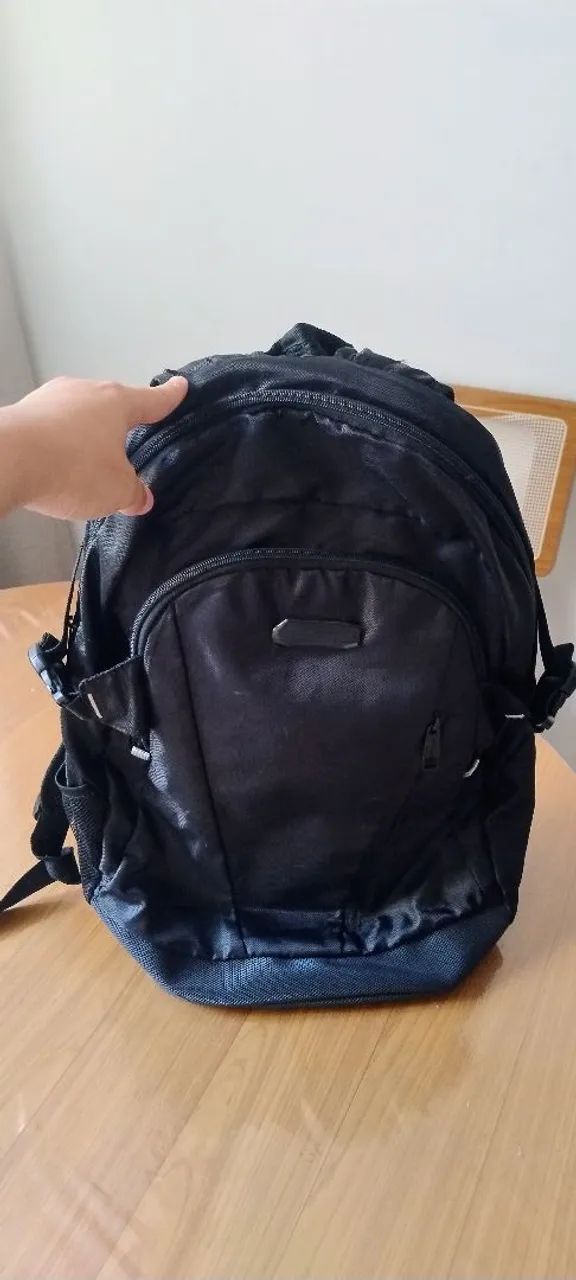 Mochila preta com espaço para notebook 