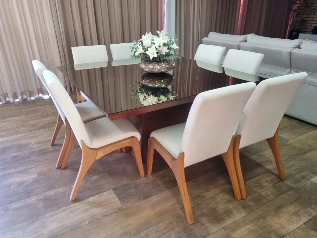 Vendo conjunto de mesa com 8 cadeiras 