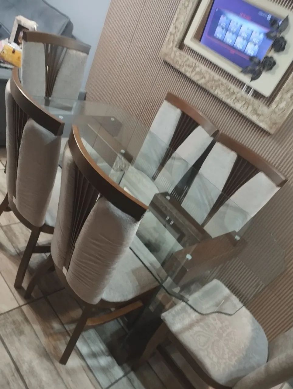 Vendo***mesa de jantar com 6 cadeiras 