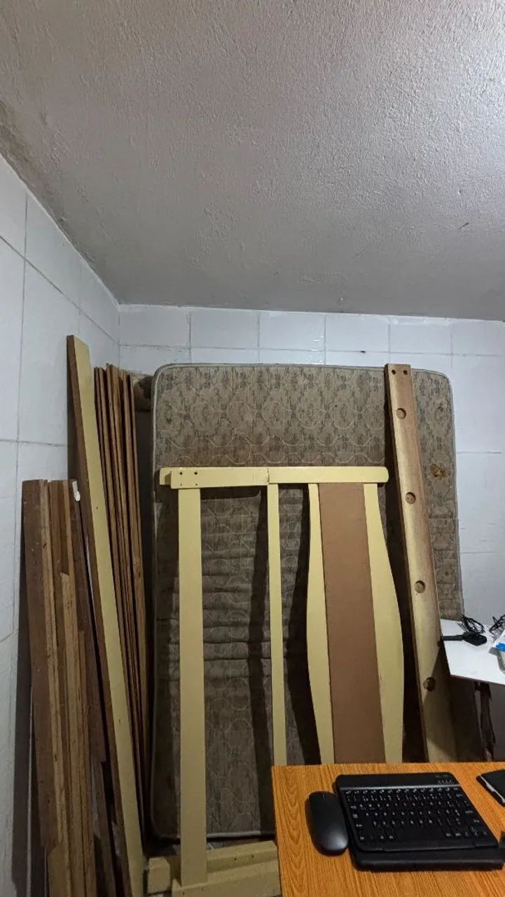 Cama  de madeira e colchão  - Foto 3