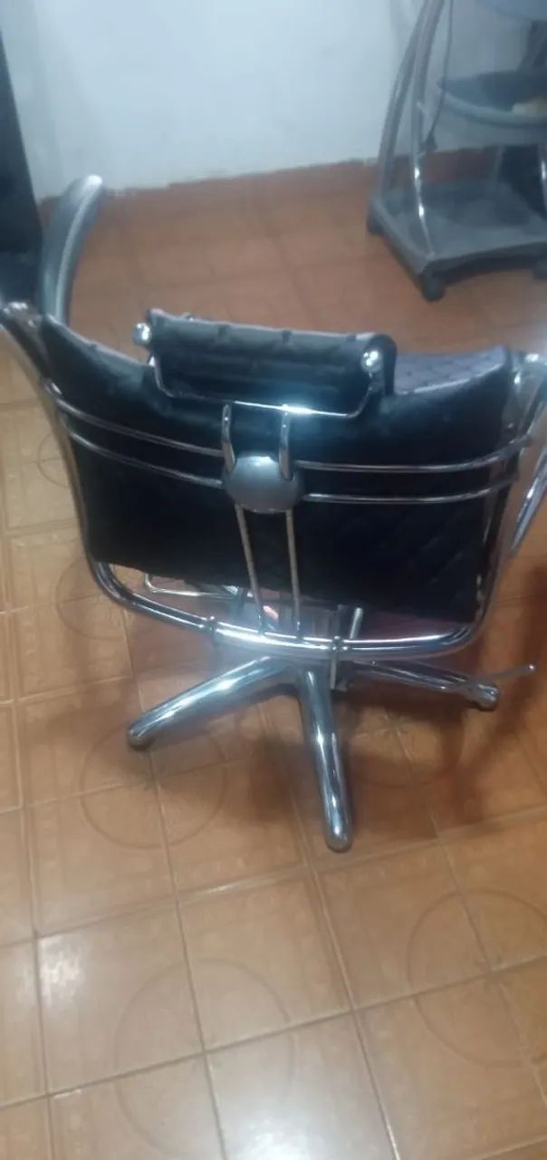 Vendo cadeira semi nova marca ferrante de barbeiro entrgo - Foto 2