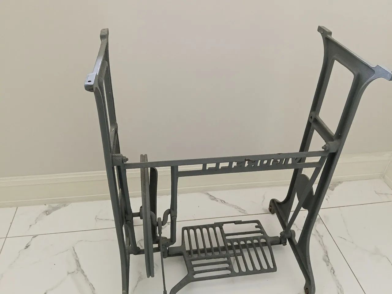 Pé de Máquina antiga - Foto 2