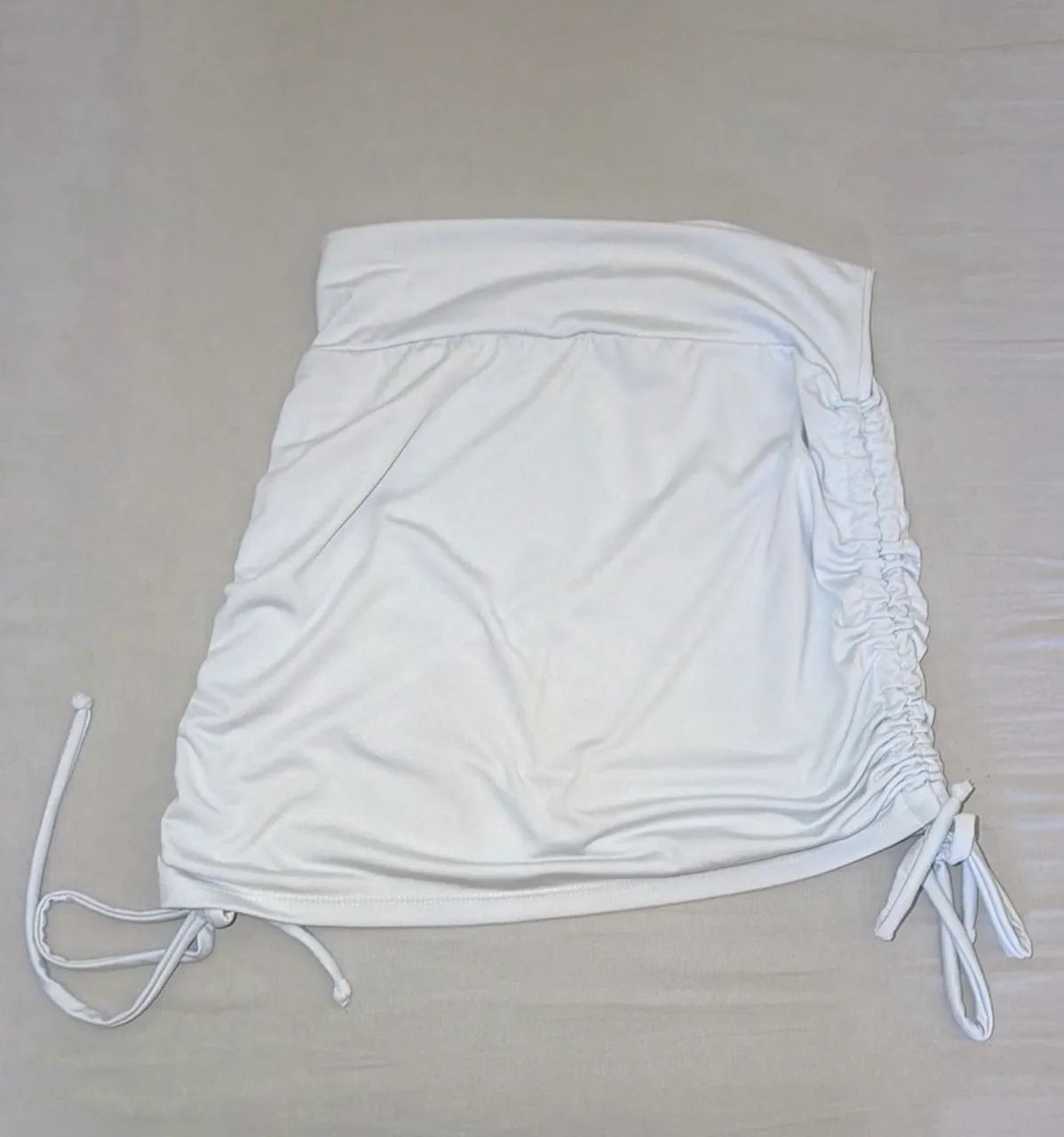 saia branca drapeada com laços único