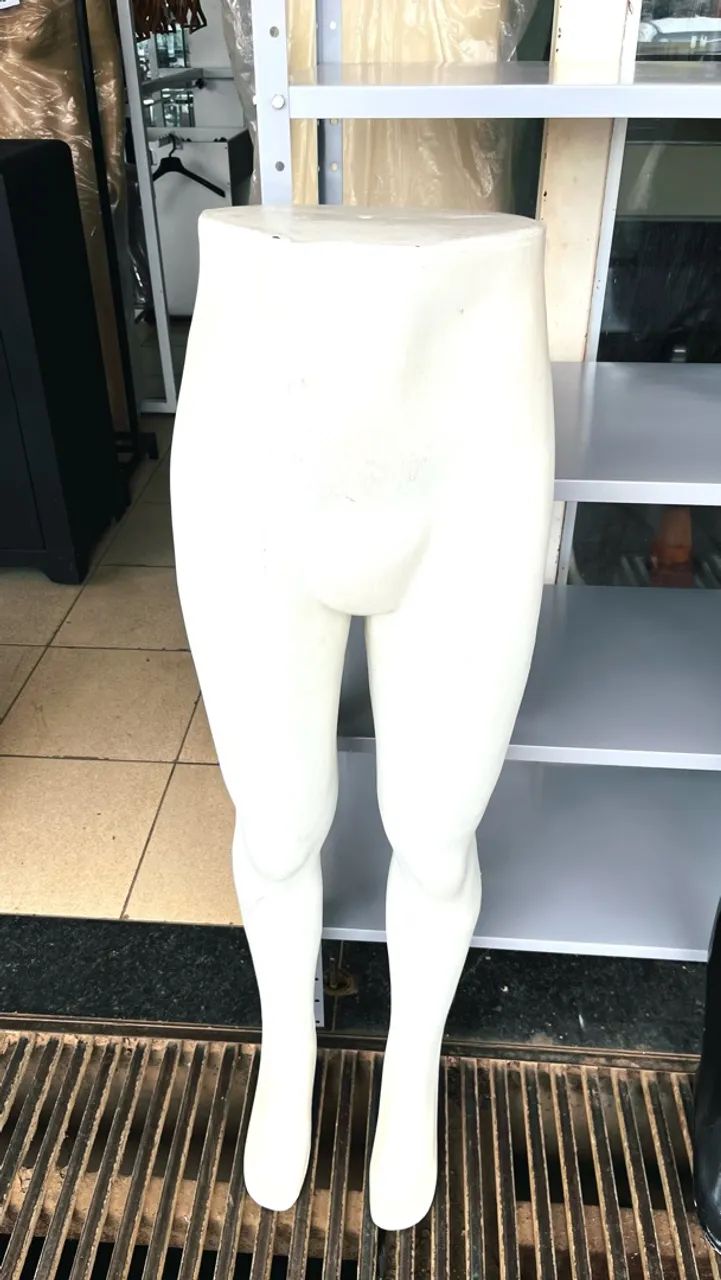Pernas de manequim masculina usada 