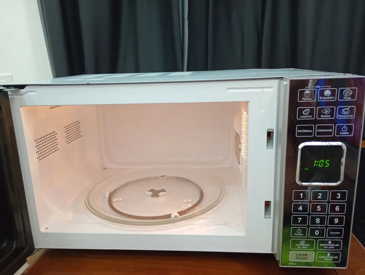 Microondas Philco 220v. 23 litros espelhado top,  funcionando perfeitamente todas funçãos. - Foto 5