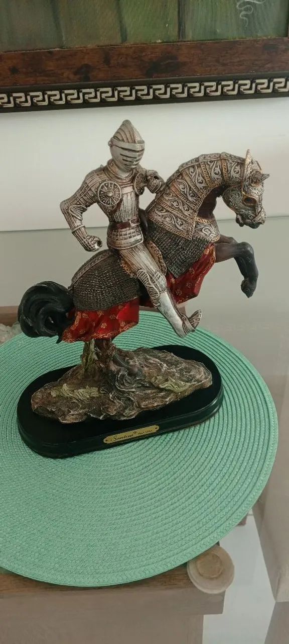 Estatueta Estilo Medieval em Resina Alta Qualidade  - Foto 2