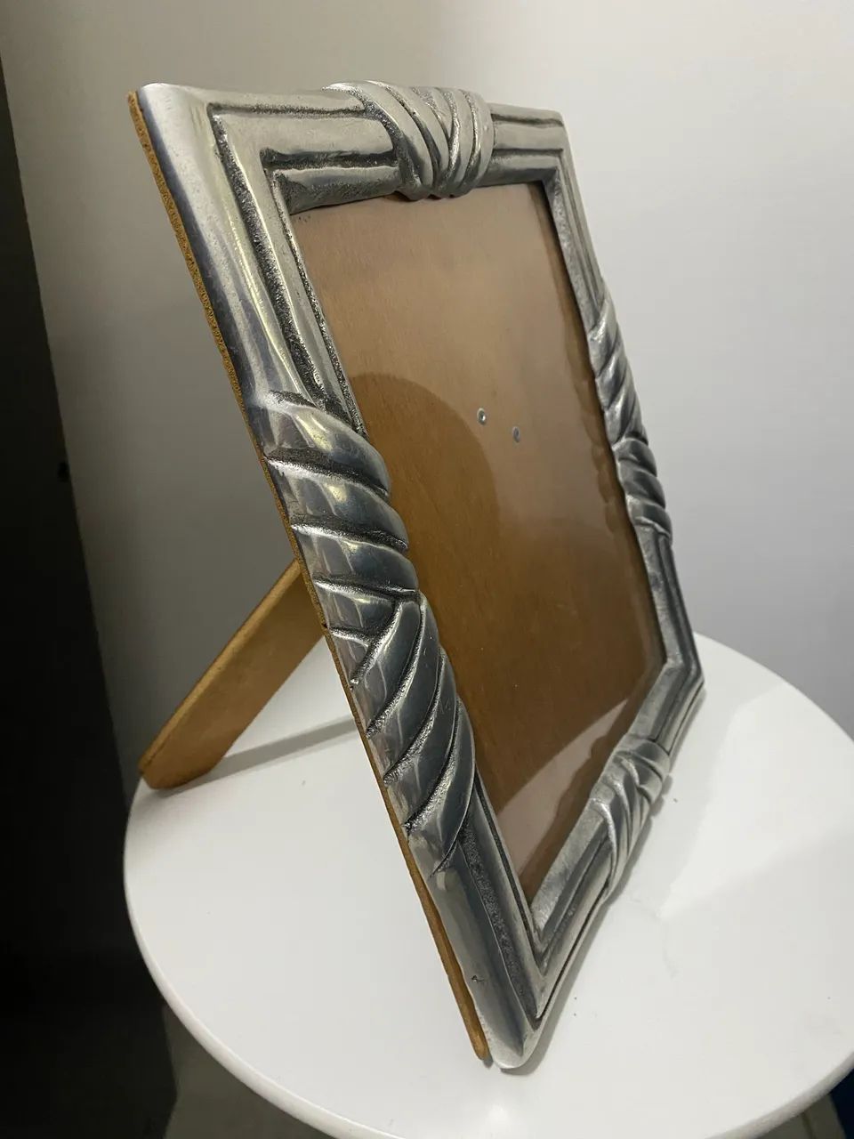 Porta-Retrato de Lei Trabalhado à Mão - Elegância e Memória