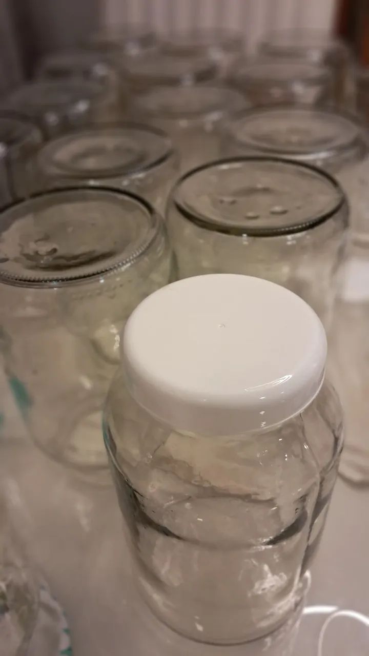 Vendo vidros 3.250 ml, com tampa material em plástico. - Foto 2