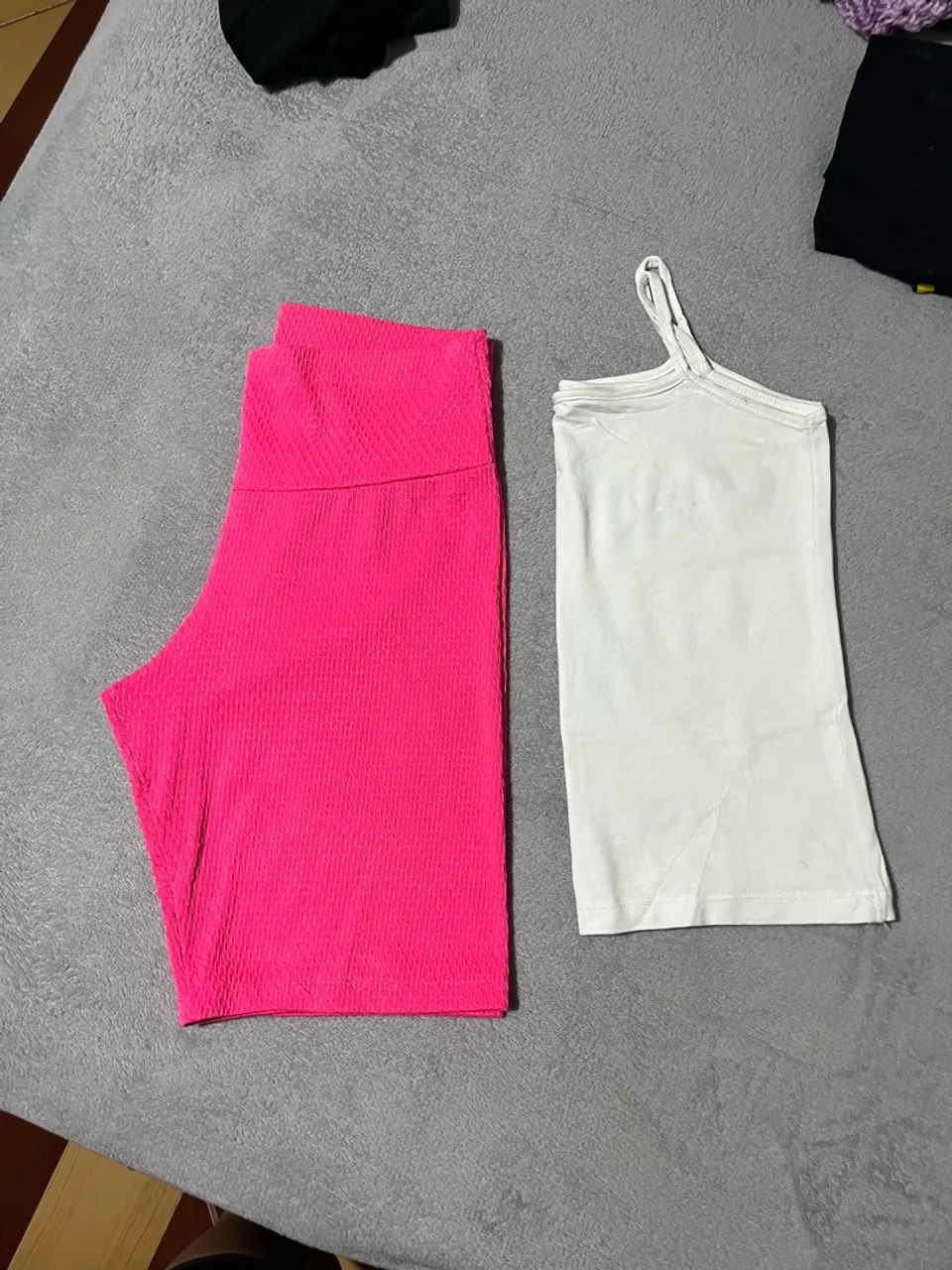 Lote de roupas e sapatos