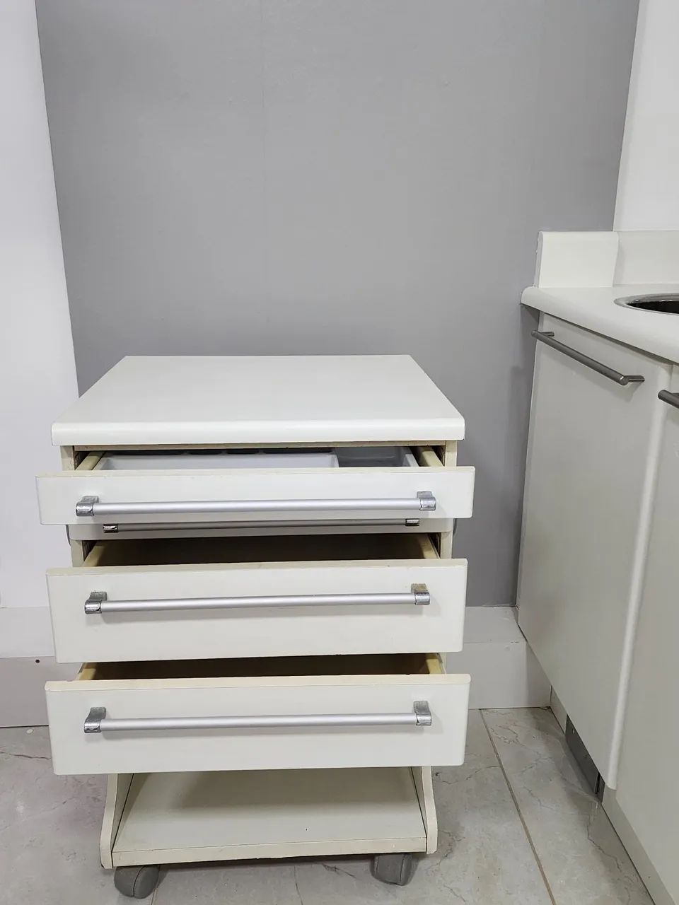 Armario  auxiliar odontológico 