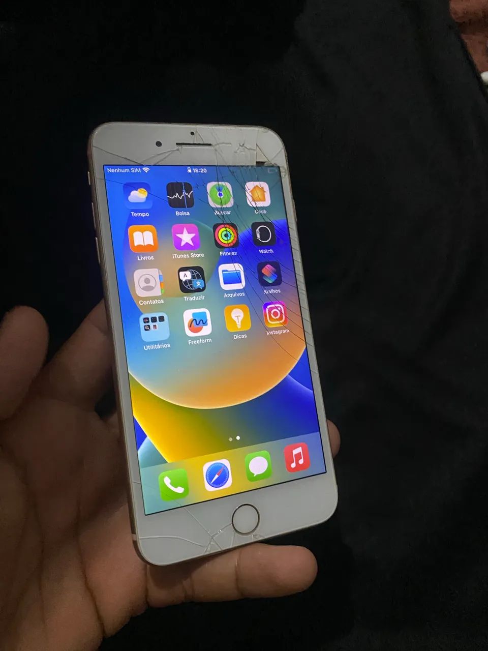 Vendo iPhone 8 Plus traseiro tricado e tela tbm, mais funcionando perfeitamente!! - Foto 4