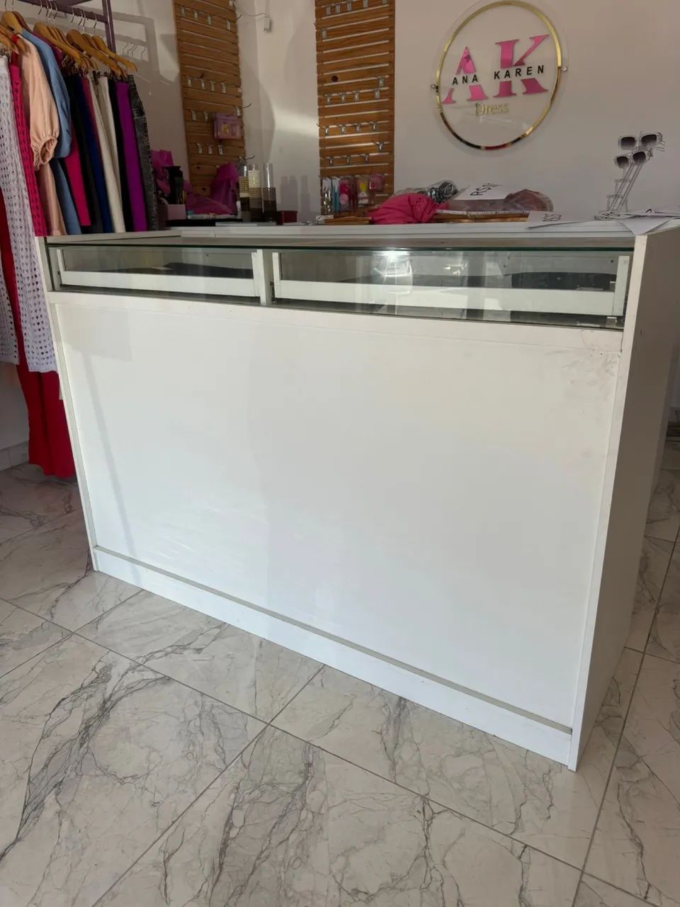 Balcão, arara, máquina de costura prateleiras e ornamentos