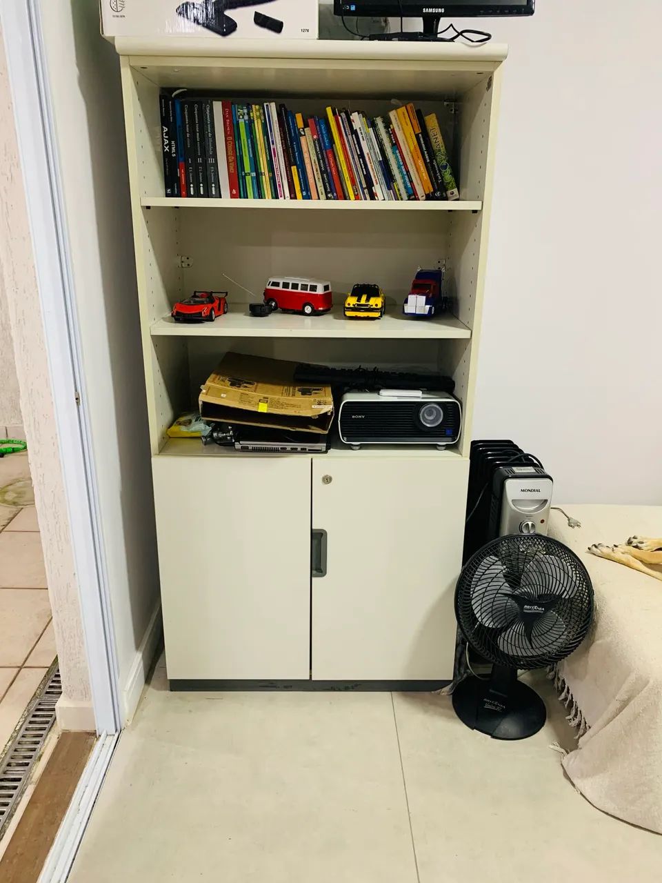 Estante de escritório ótimo estado