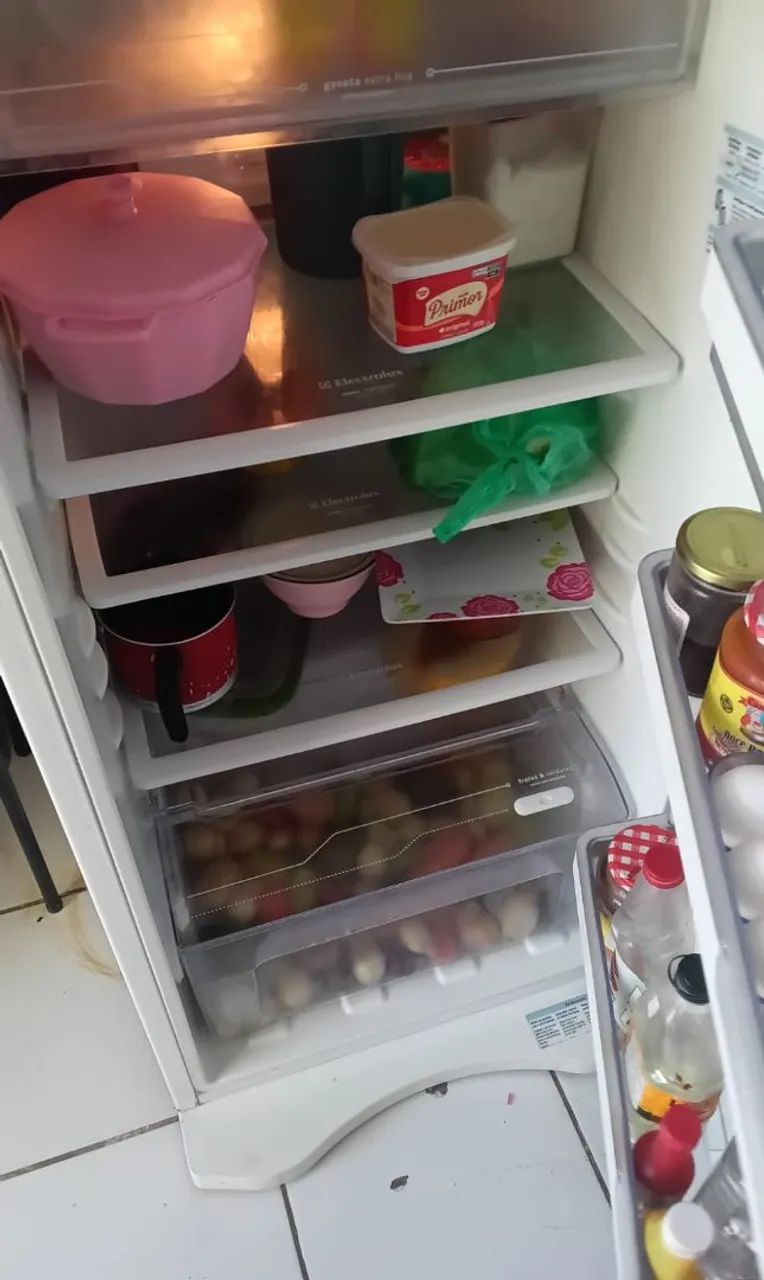 Vendo geladeira ,mesa com quatro cadeiras ,e sofá ,vendo junto e separado tbm - Foto 3