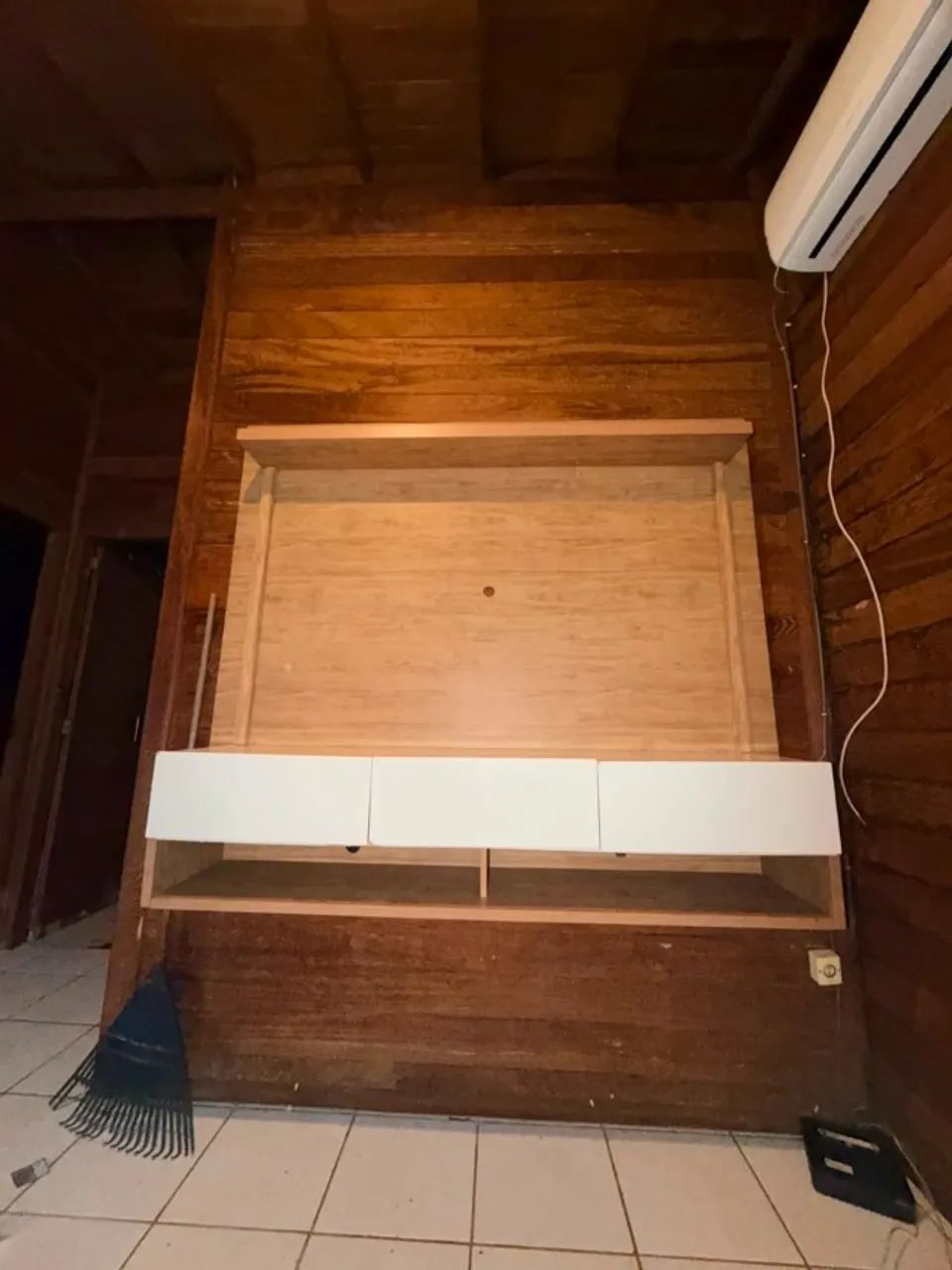 Painel para TV com Rack Suspenso - Amadeirado e Branco - Foto 2