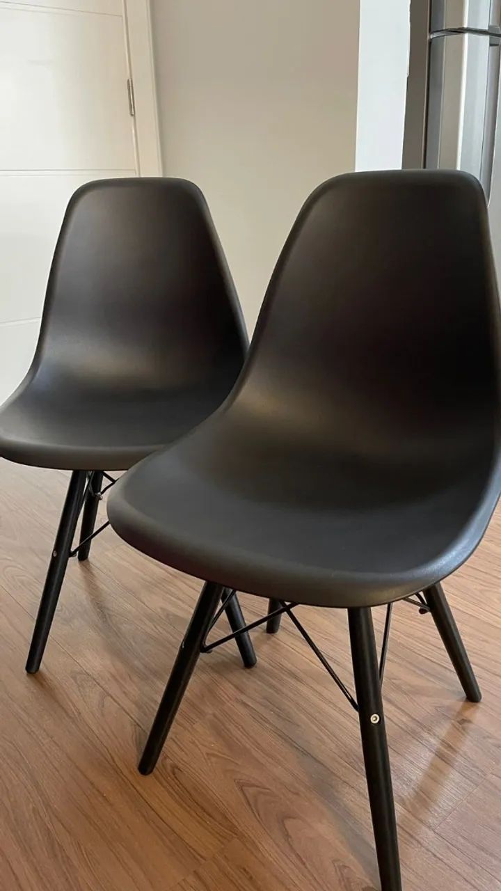 Par de cadeiras eiffel de plástico