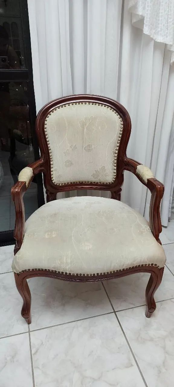 Poltrona Clássica de Madeira - Foto 2