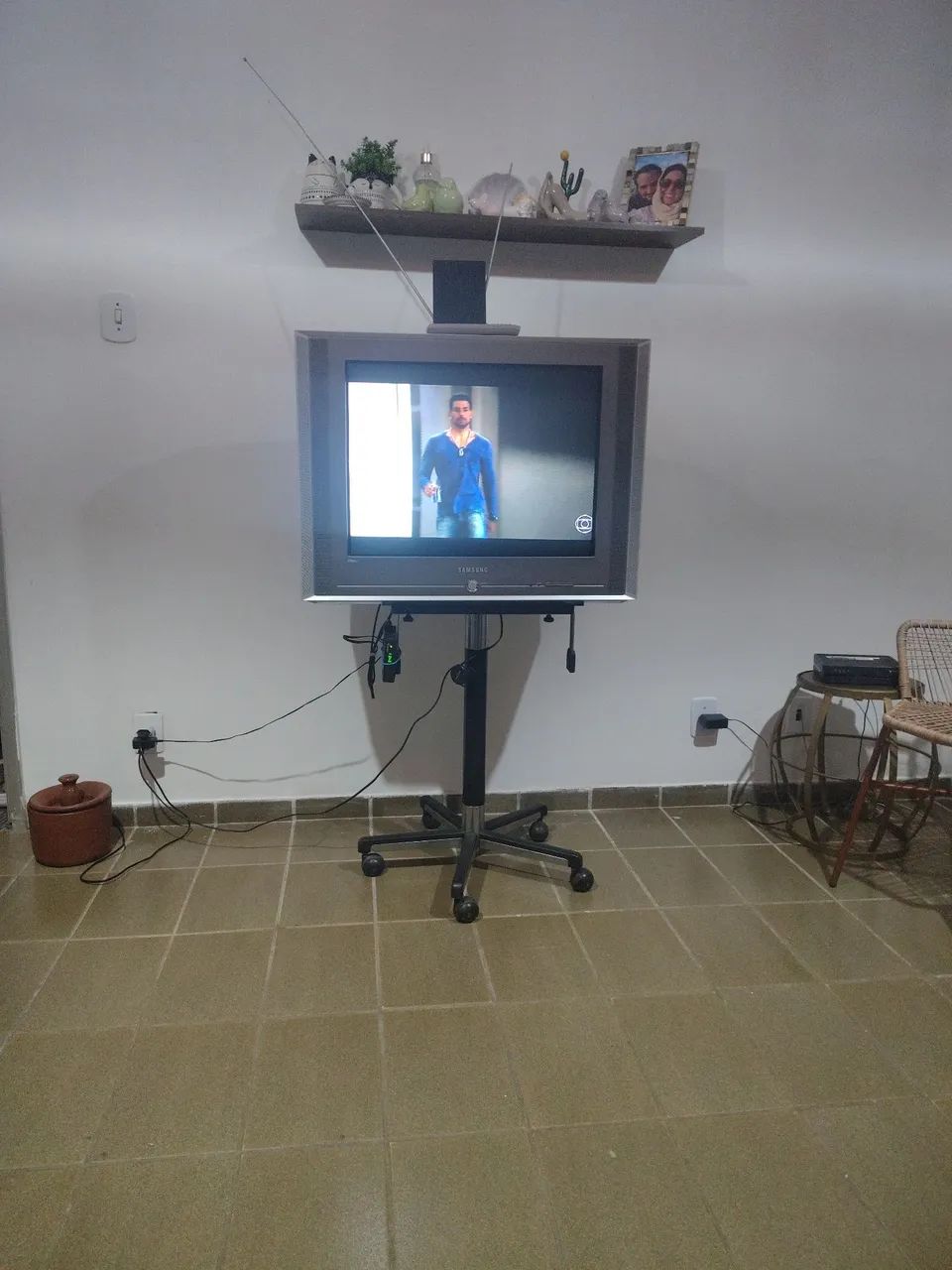 Tv antiga funcionando grande