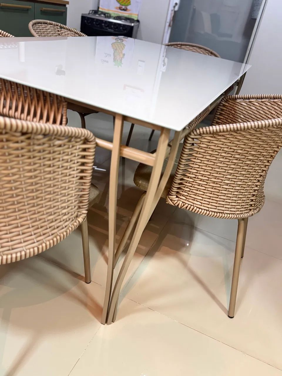 Mesa de jantar retangular em vidro laqueado, 6 lugares.  - Foto 3