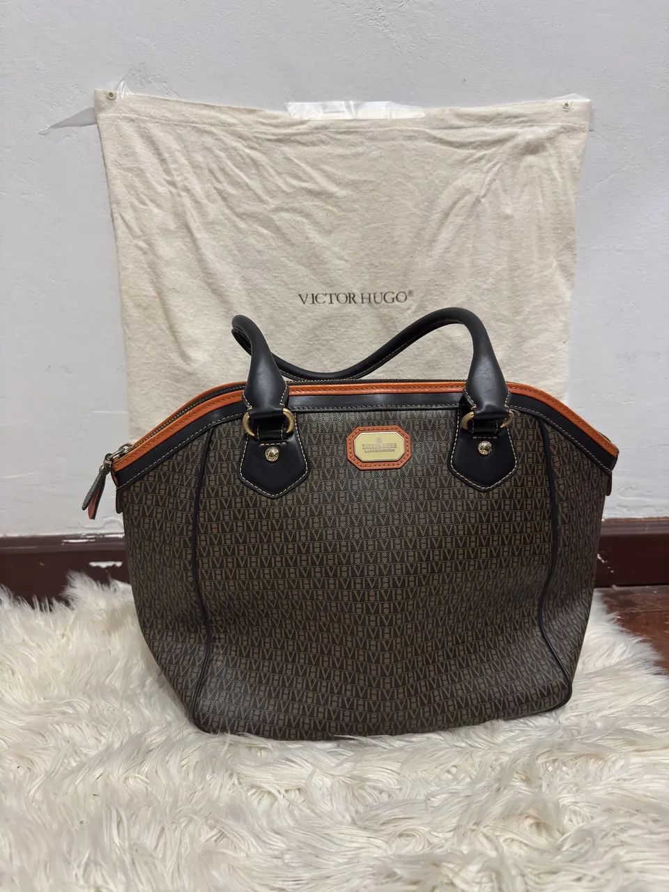 Bolsa Victor Hugo Preta e Laranja 