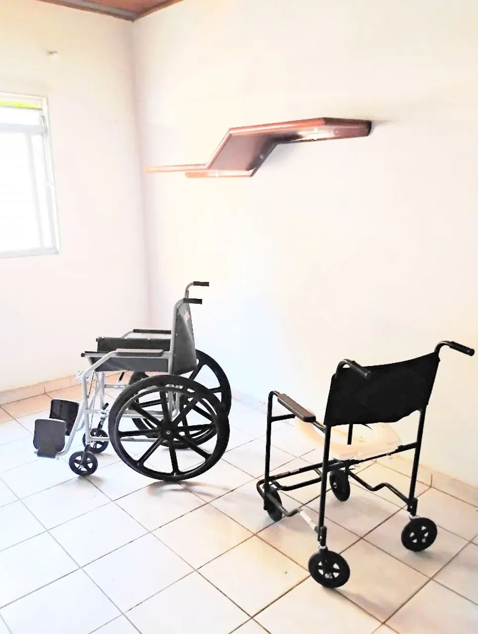 cadeira de rodas e cadeira de banho