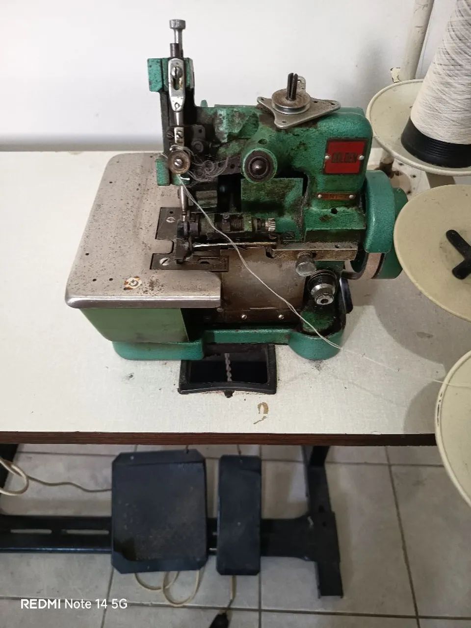 Máquina de costura e overlock com bancada e motor  - Foto 3