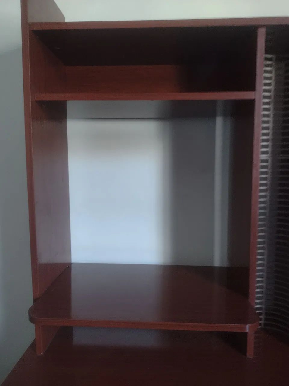 Rack/Escrivaninha com torre porta CDs integrada de madeira  - Foto 3