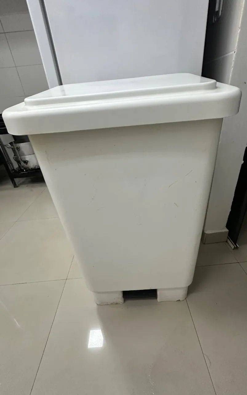 Lixeira com pedal 100 litros 