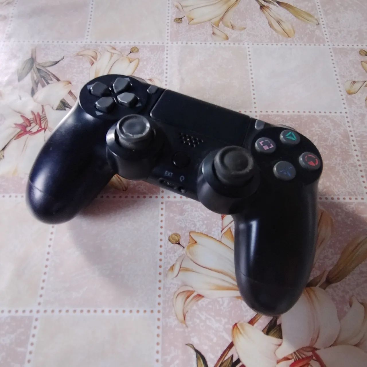 PS4 Slim 1TB (2 Controles) - Foto 4
