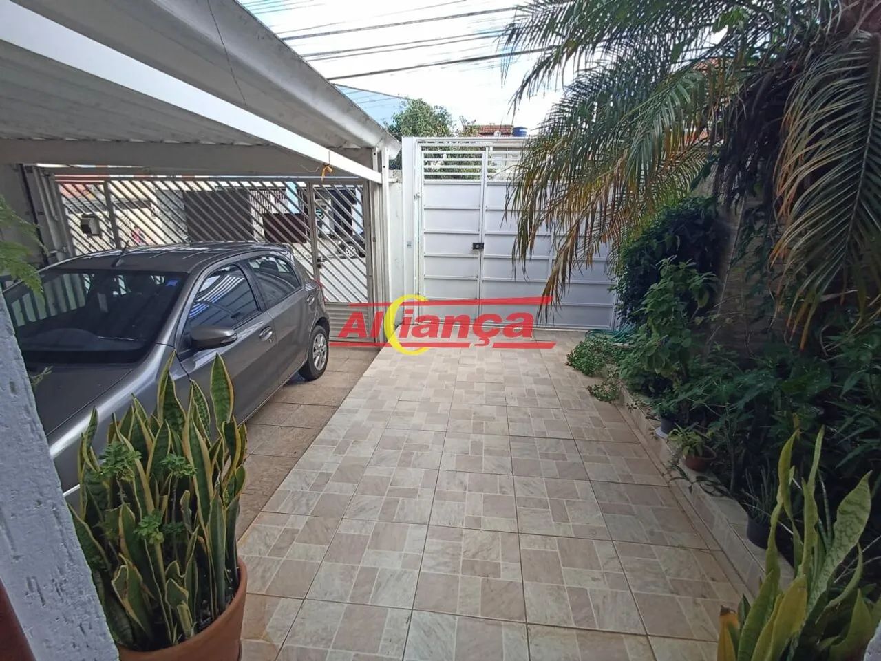 Casa térrea com 3 quartos e 5 Vagas, 250 m² - Continental