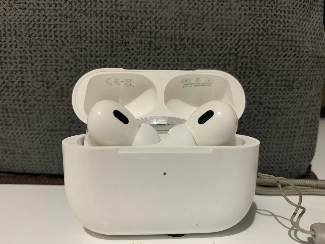 AirPods Pro 2 (Lightning) Modelo A2699 - Case + Lado Esquerdo