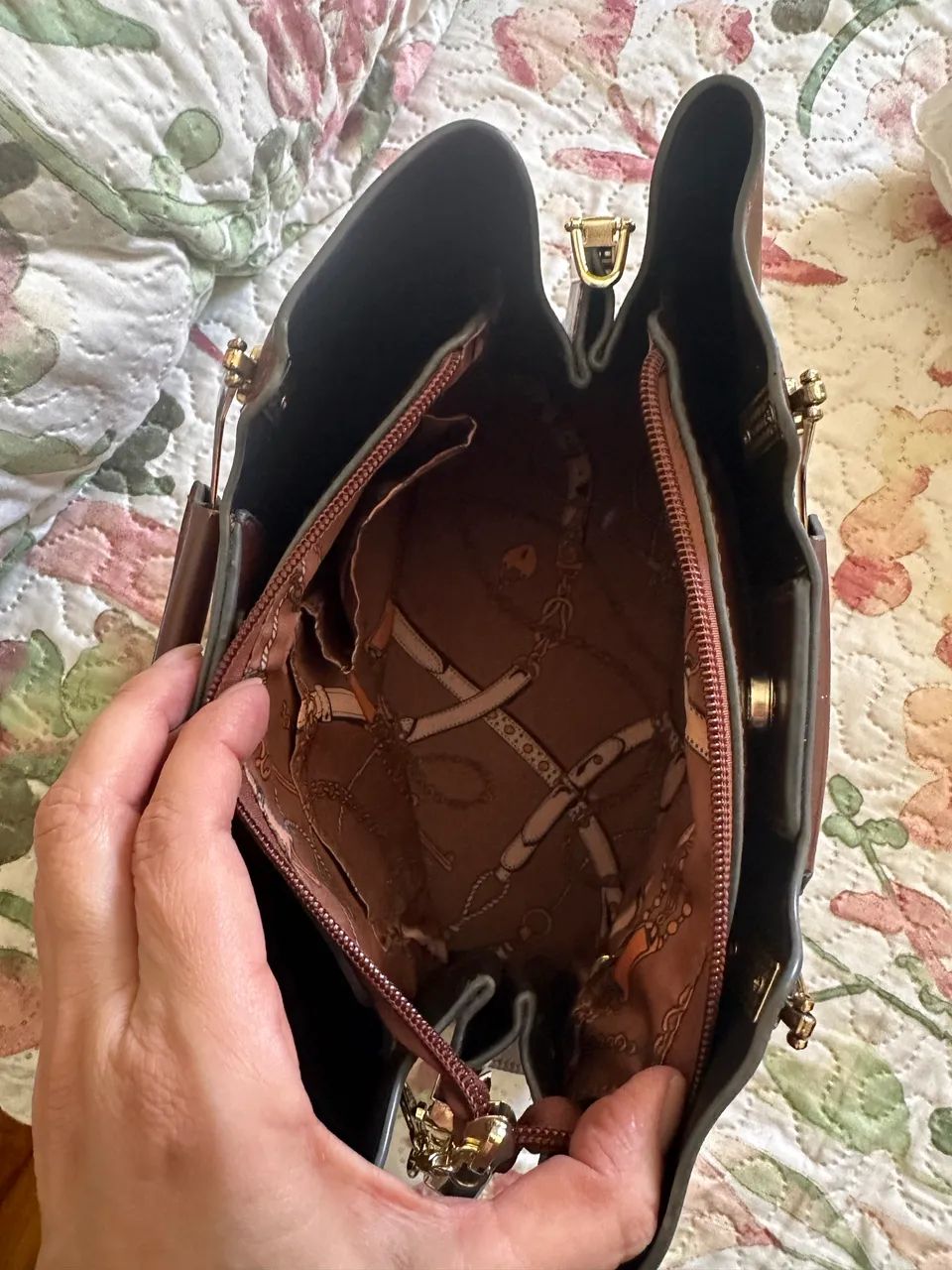 Bolsa semi nova, limpa e cheirosa  - Foto 3