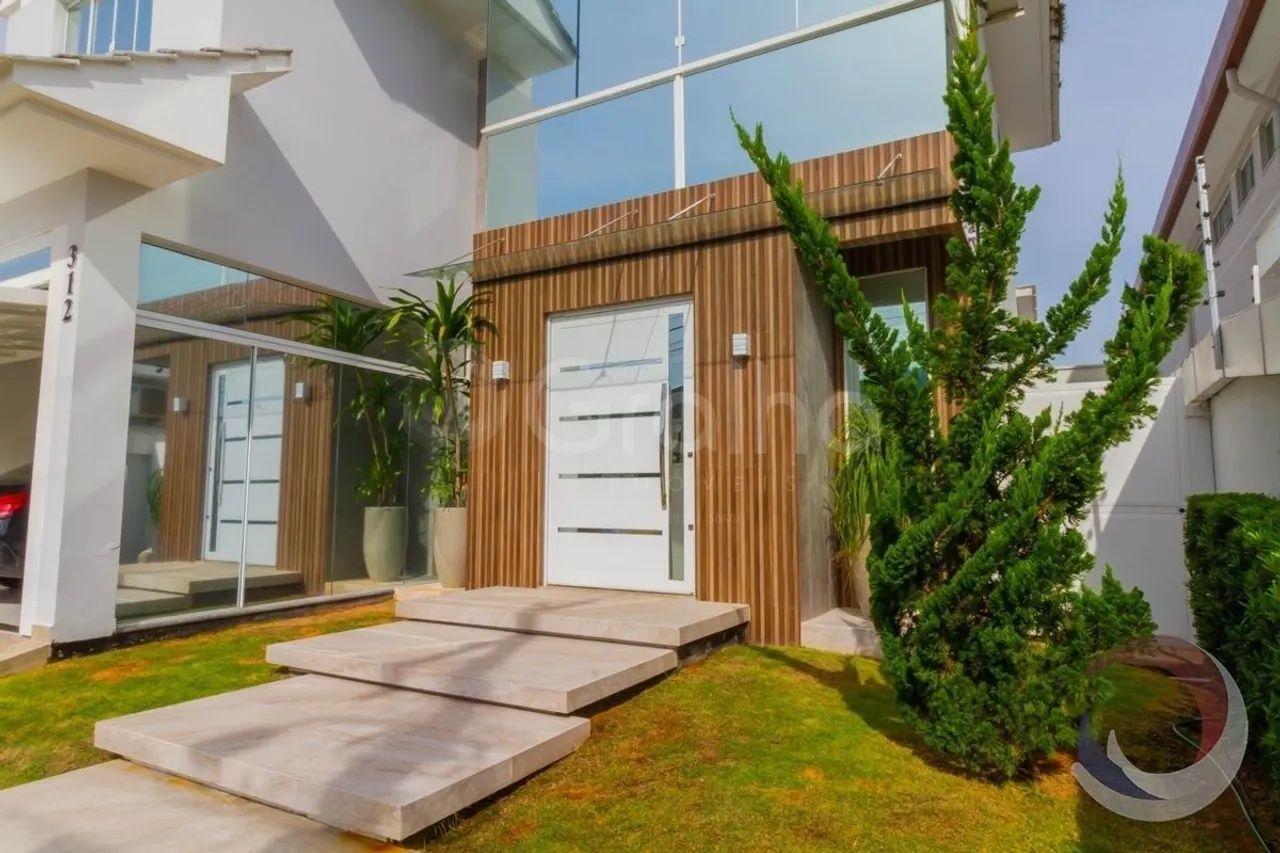 Casa Residencial de 4 Quartos no bairro Santa Mônica
