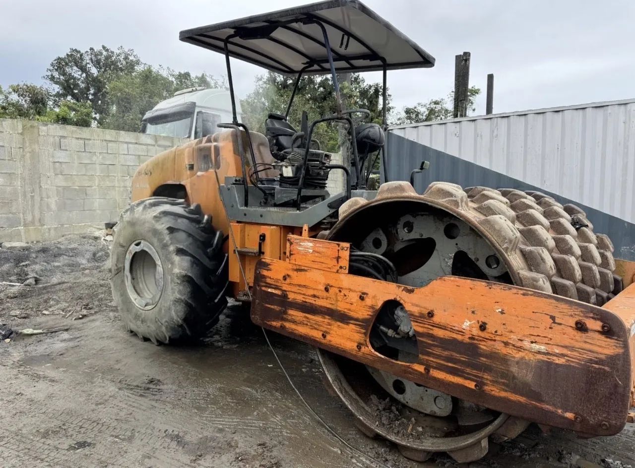 Rolo Compactador Hamm 3411 ano 2008 com Pé de Carneiro e traçado, em SP