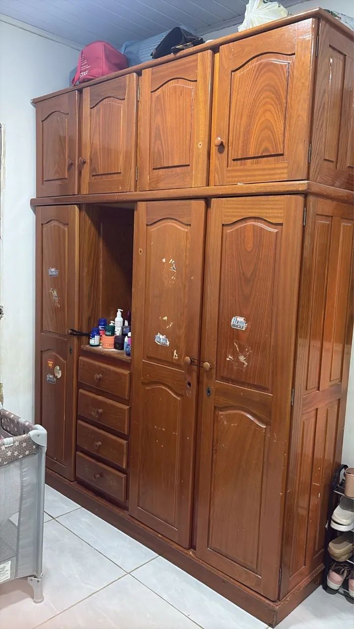 Guarda roupa de madeira 