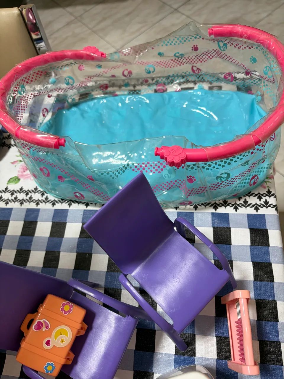 Lote de acessórios e móveis da Barbie - Foto 2