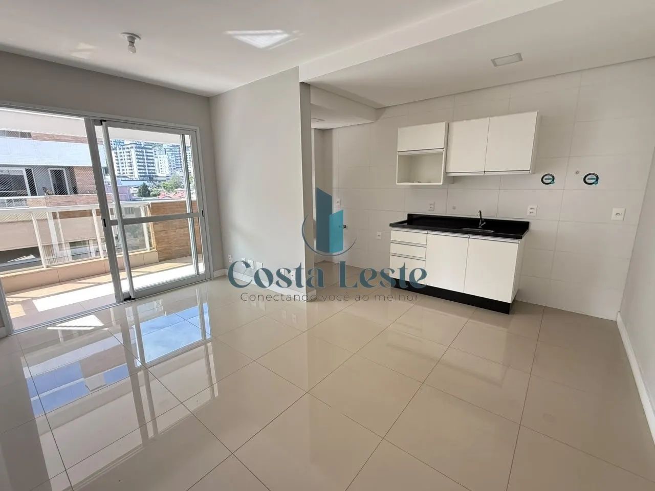 Apartamento no Itacorubi 2 suítes e 2 vagas de garagem