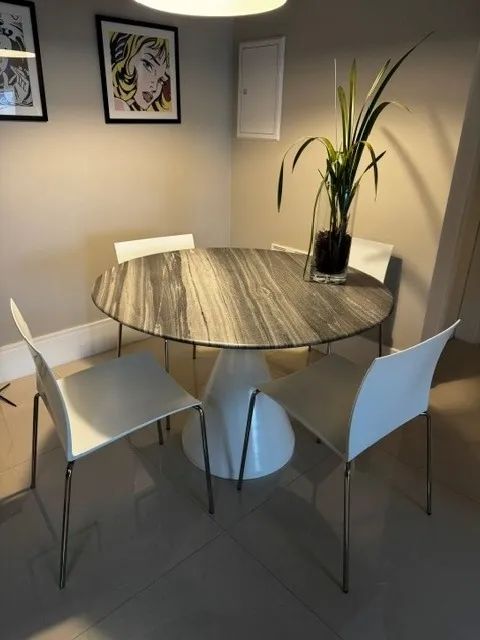 Mesa de jantar redonda com tampo de mármore e 4 cadeiras - marca West Elm 
