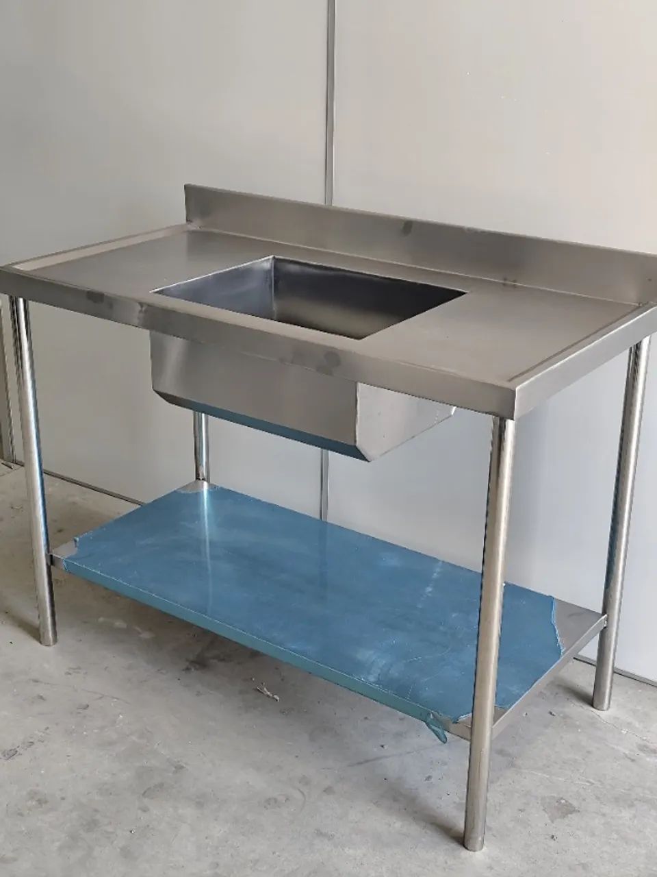 Pia em inox com bojo simples central e estrutura reforçada, 1,10 m