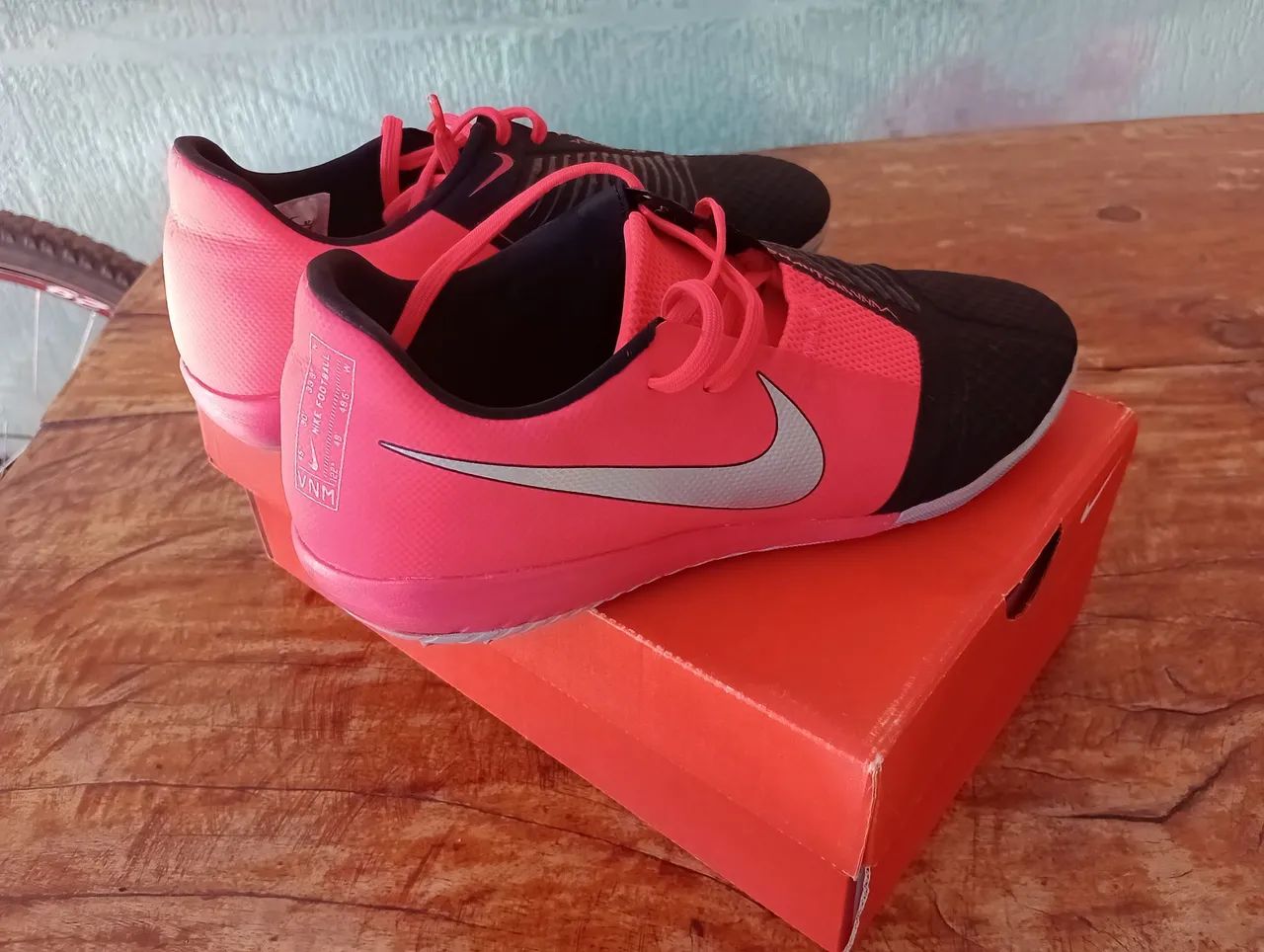 Vendo essa chuteira Nike venum n 38 comprei e número veio menor